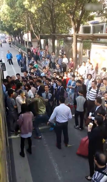 　　男子上前助阵，加入打老人阵营。