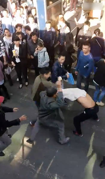 　　图为现场，男子和老人对打。