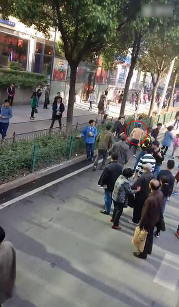 　　图为现场，男子和老人对打。