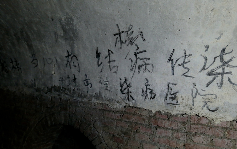 　　戴老汉苦恼地说，经常有人在洞口附近随机大小便和烧垃圾，所以要不定时清理卫生，他也呼吁大家不要在这附近破坏卫生了。