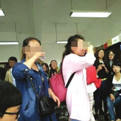 　　4月11号，贵州一高校的数十名毕业生经历了一场特殊的考试，考场上没有试卷，而是数十个一次性纸杯和散装白酒，考试成绩由喝酒多少来决定。据学生们说，老师称，如能喝完一杯酒，则可得到100分，如喝半杯，则得90分，如只喝一口，则得60分，不喝则不及格。