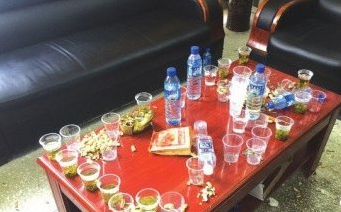 　　此事一出，校方回应：学校纪律严格老师和学生之间绝对不允许饮酒，这样的规定却和顾老师的行为形成了荒唐的对比。在我国传统的人情社会中，酒文化大行其道，喝酒似乎成了摆平一起的法宝。但说一千道一万，靠喝酒来完成工作任务本身就是本末倒置。