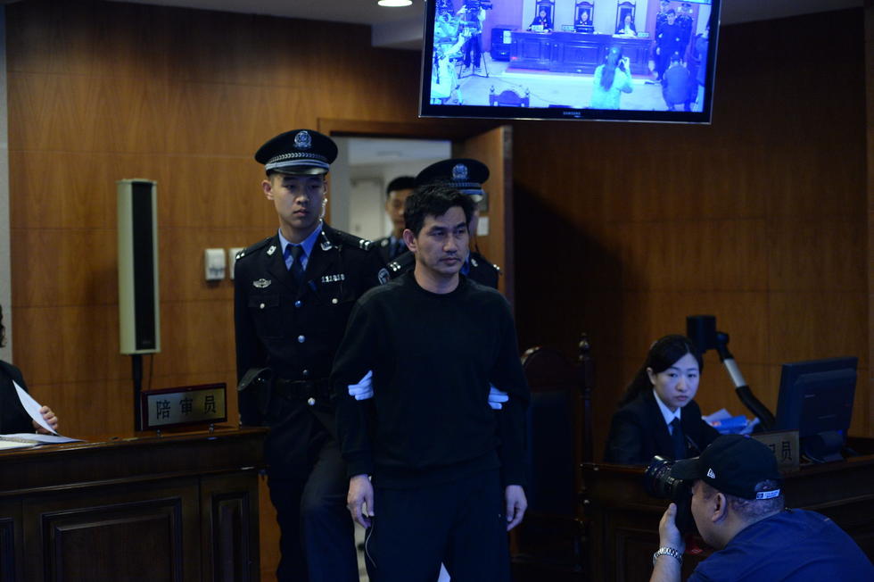 　　陈良涛重婚案，因其前妻之一钱女士儿子的抚养费引发。陈良涛与钱女士离婚后，迟迟不兑现50万元的抚养费，因此在2015年被7岁患有先天性心脏病的儿子诉至法院。法官深究下去，发现除了钱女士之外，还有李女士、赵女士和孙女士都曾与陈良涛登记结婚。法官表示，陈良涛的行为已经构成两起重婚罪的事实。由于婚姻登记并未联网，因此，陈良涛的重婚行为未被他的任何一个妻子觉察。法官说，陈良涛的4名前妻，在与其交往时的年龄分别在30出头左右，正是独身女性被催婚恨嫁的年龄，而陈良涛的出现，满足了这些待嫁女性的心理预期。陈良涛坐享齐人之福，在与两名前妻重婚期间，他都会以“出差”“到外地谈生意”等借口，在不同妻子家留宿。