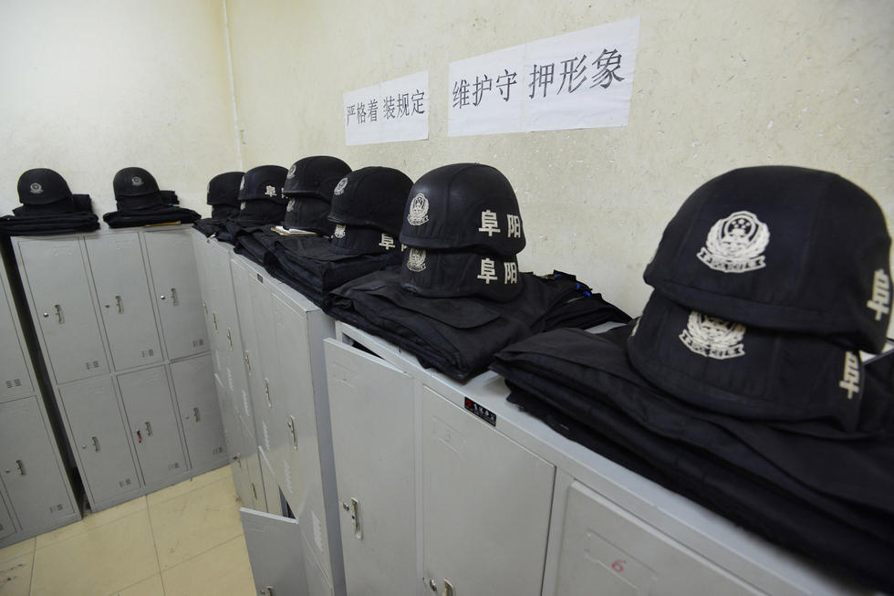 　　2016年3月30日，安徽阜阳市，防护装备是每个押运员的护身铠甲，关键时刻保护他们的安全。