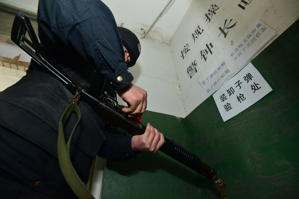 　　2016年3月30日，安徽阜阳市，押运员领枪后严格按操作流程验枪、装子弹。