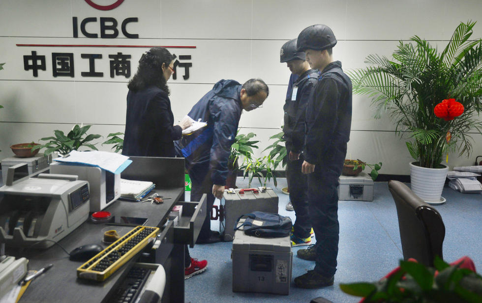 　　2016年3月30日，安徽阜阳市，与银行工作人员进行对接，确认无误后签字。  