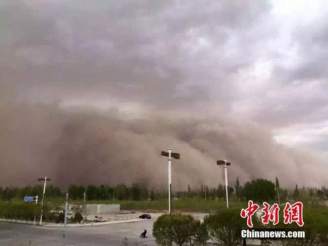 　　位于甘肃河西走廊最西端的酒泉市敦煌、瓜州等多地出现沙尘天气，当地气象部门及时发布了沙尘暴黄色预警。瓜州县出现了黄色的巨大“沙尘墙”向城区滚滚推进，并瞬间“吞噬”高楼等建筑物的罕见景象，被网友抓拍下这一颇似“大片”效果的小视频随后在当地民众间“刷屏朋友圈”。