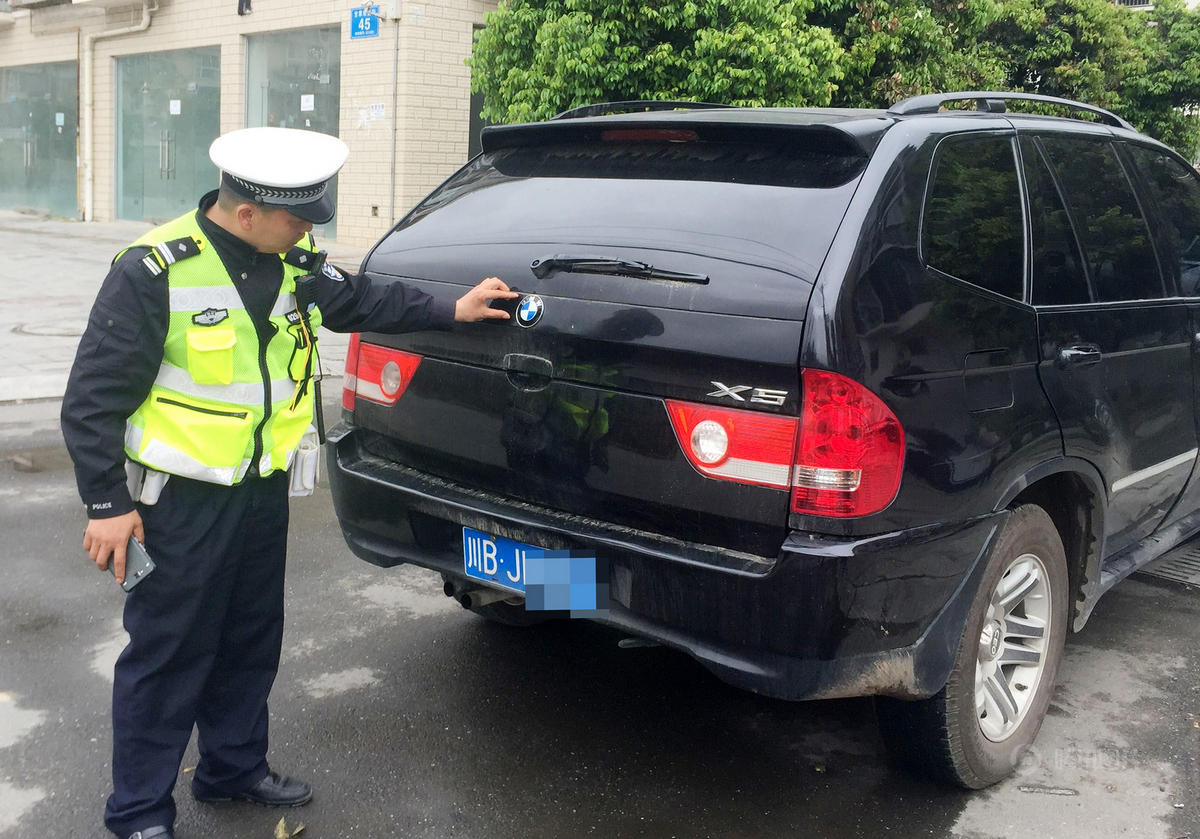 　　“这个宝马标志是贴上去的，虽然车主一时图个好玩，但是触犯了法律，年检也不会通过的。”民警介绍说，眼前这辆“宝马”其实是一辆国产的“双环”，宝马车标是后来换上去的。交警在对张某进行批评教育后，依《道安法》第16条第一项的规定对其进行罚款500元的处罚。