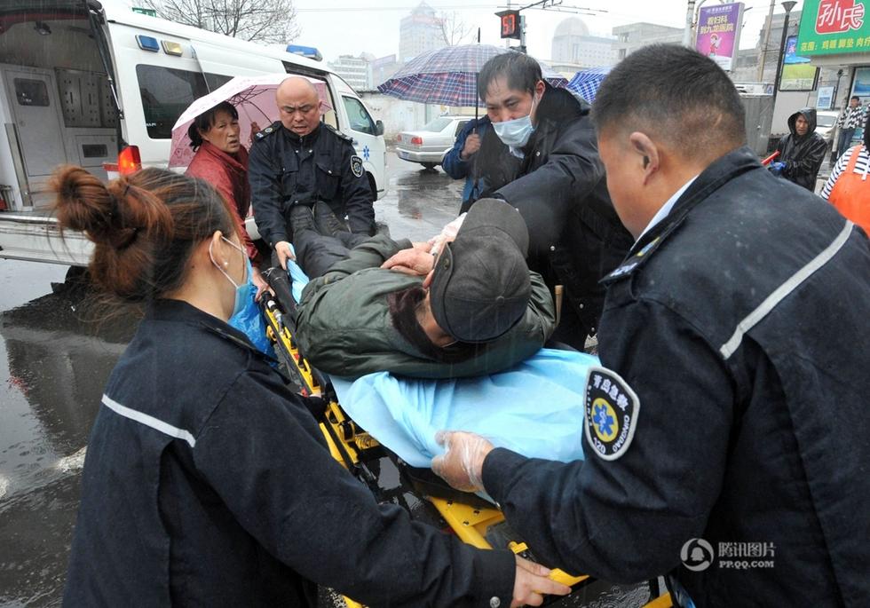 六七分钟后，一辆120救护车鸣笛赶来。救护人员现场初步检查发现，老人只是皮外伤，随即将其抬上担架送往海慈医院救治。