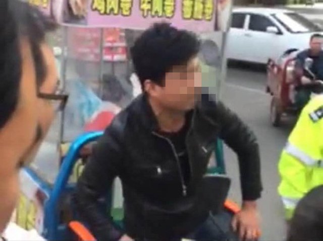 中队长党欣介绍，男子30岁出头，姓周，并非从事非法营运载客，只是给附近市场售卖快餐零食等，周某一开始发现警察到来时躲在一旁观察，随后上前与警察发生争吵，而警察只是建议对方尽快将三轮车驶离，结果遭到对方激烈反抗。