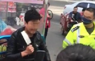 三轮车主拿菜刀架脖子自杀威胁警察