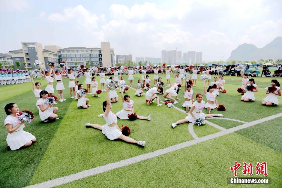 健美操中吸收了迪斯科舞、爵士舞、霹雳舞中的动作，加上高颜值女生们的完美演绎，给这场健美操比赛增添了青春活力，吸引众多校内外人士观看。