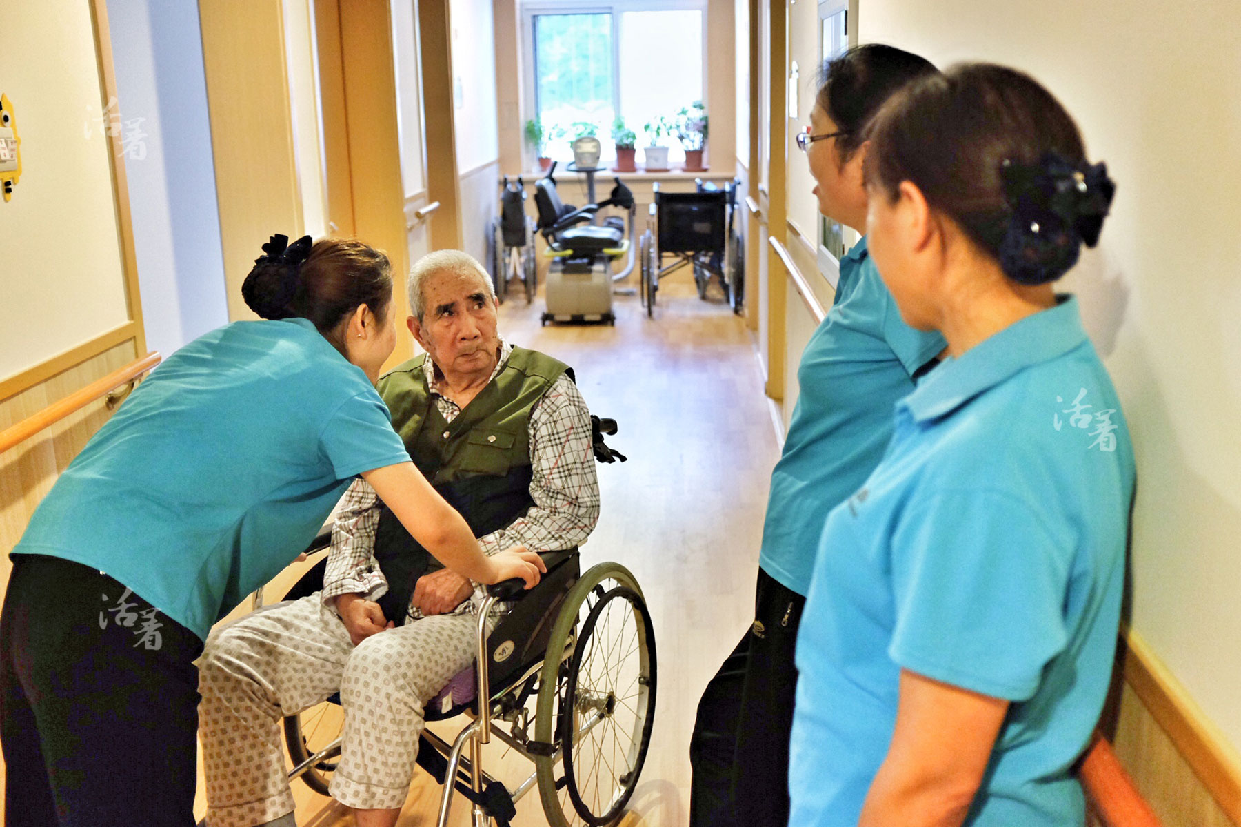 　　寸草春晖养老院目前共有100张床位，还有办公室、居住区、活动区等配备，主要针对周边社区的失能、半失能老人提供养老服务，同时还为社区5000名居家养老的老人提供专业照护。