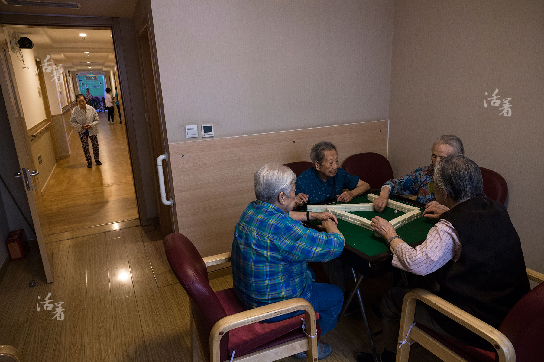 　　下午3点，几个老人在二楼的活动室里打麻将，养老院要求他们在这里生活，作息必须规律。