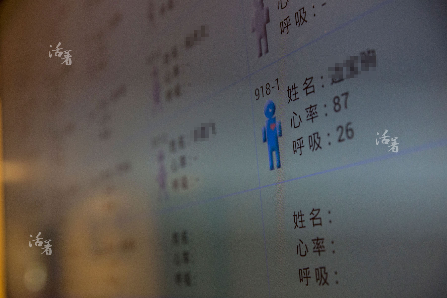 　　住宿楼的楼道里有电子显示屏，屏幕上会实时监控老人是否在卧床休息，以及他们躺在床上时的心率、呼吸等数据。