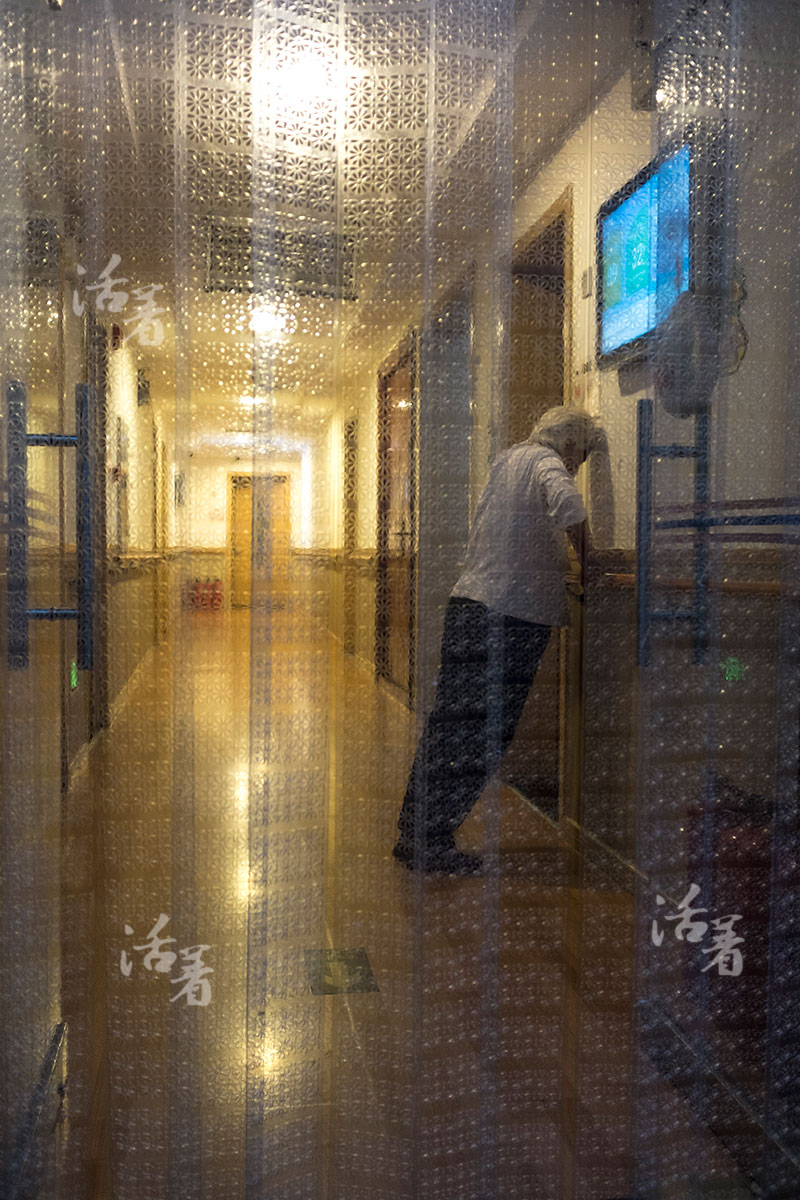 　　晚饭后，一个老人在通过楼道里的扶手锻炼身体。在人们的传统观念中，老人最好不要随意地运动，避免造成难以修复的运动损伤。但事实上，进行适当的体育锻炼，可以帮助老人增强骨骼强度，改善健康问题，并在一定程度上丰富了生活的内容，提高生活质量。