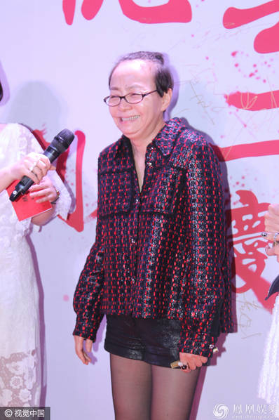 　　当天，宋丹丹一亮相便成为全场焦点，她头上扎了个小辫，身穿花衬衫搭黑色超短裤，脚上穿一双黑色长筒皮靴，变时尚摩登女郎。