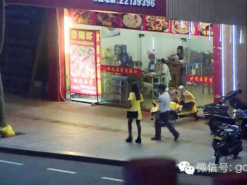 　　警方随即开始对每一位报警群众进行询问，就发现报案人均为男性，而带他们去咖啡厅消费的，都是他们在网聊软件上认识的年轻女子。警方马上成立专案组对涉案咖啡厅展开调查，最终锁定了一个由30多人组成、在中山多地从事诈骗的酒托团伙。