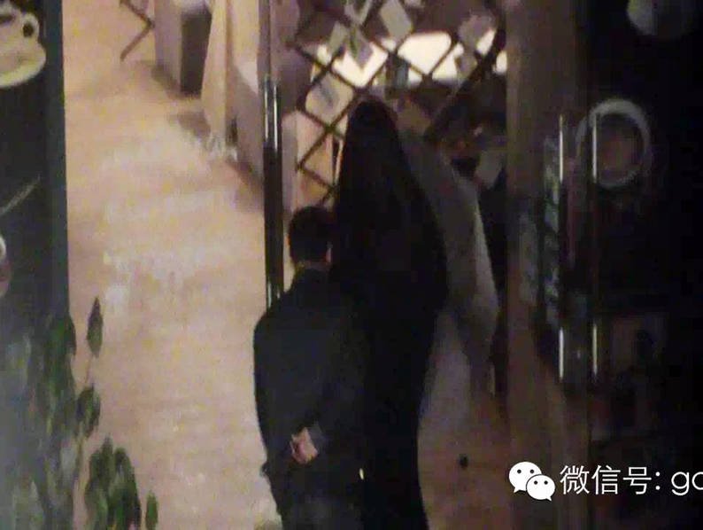 　　从视频可见，这些酒托女带受害人进入咖啡厅后，会例牌点一瓶红酒，而为了达到快速消费的目的，酒托女甚至还会耍手段。