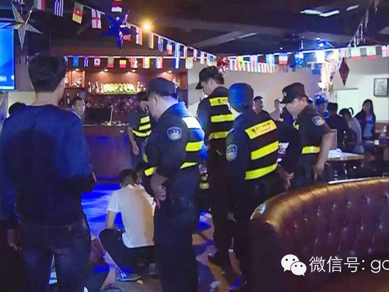 　　“她在桌子底下放了一个桶，喝一口之后，就把这个酒往下面倒。”烟洲派出所副所长段治生说。掌握了关键证据，4月6日，警方在中山西区、小榄、三乡等多地，同时展开抓捕行动。（抓捕现场声：“手铐手铐，铐起来，把他们全部锁起来。反锁反锁反锁，叫什么名字叫什么名字。”）