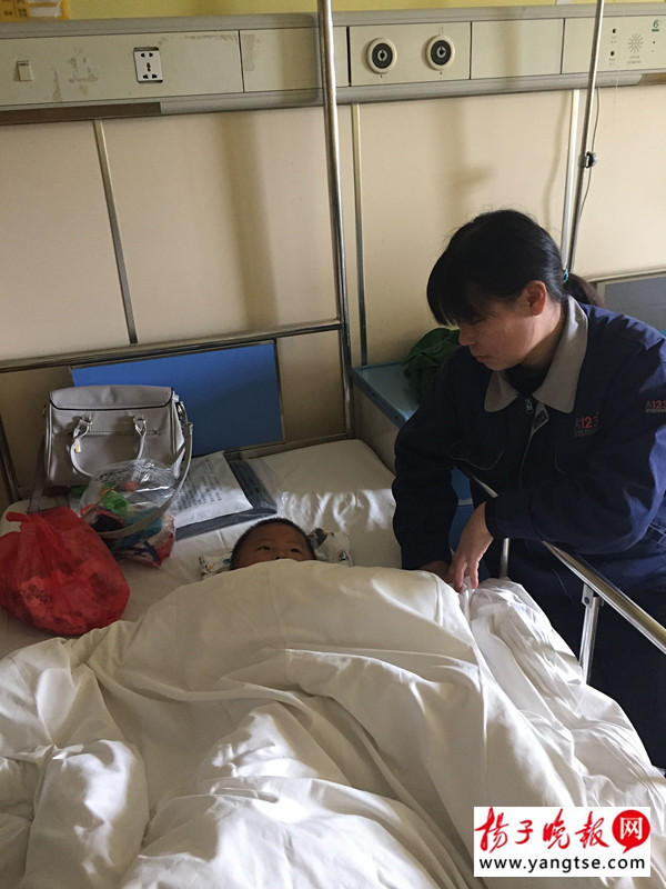 　　常州一3岁男孩从15楼高空坠落奇迹生还令人惊叹不已，更令人不可思议的是孩子“脸先着地”！今天上午，扬子晚报记者在常州市儿童医院见到了这位命大的小男孩，并独家探访还原了孩子奇迹生还的原因和过程！目前，孩子身上多处骨折，经过连续多日的紧急救治病情有所好转，但仍未脱离生命危险！图为妈妈陪着命大的儿子。