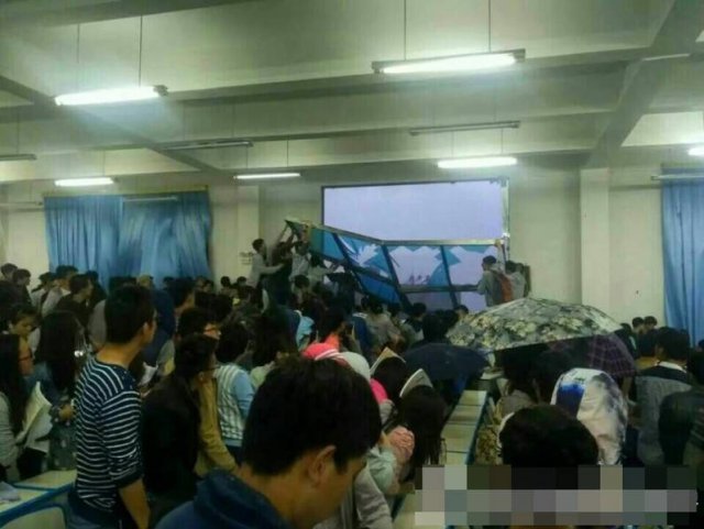 　　4月19日，刚进入谷雨天气的昆明，来了一阵狂风暴雨。有网友爆料：云南经济管理学院和云南农业大学教学楼被狂风暴雨重创，部分窗子倒入教室，地上一片狼藉，目前校方已开展疏散和处理。