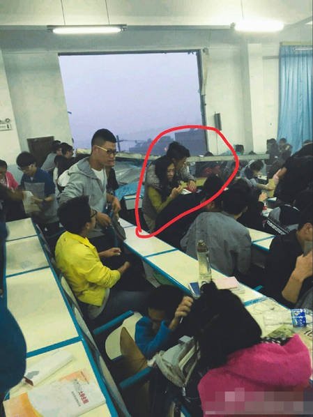 　　云南农业大学，男生一把护住女孩。
