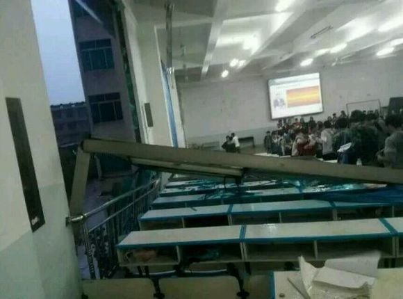 　　图为倒塌的窗户。