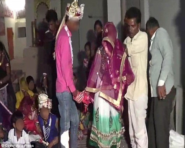 　　印度童婚（child marriage of India）是印度的一种婚姻习俗。有人认为始于吠陀时期。印度不少古代法典中都有大量记载，并肯定童婚，提到女子在月经来之前可以结婚。