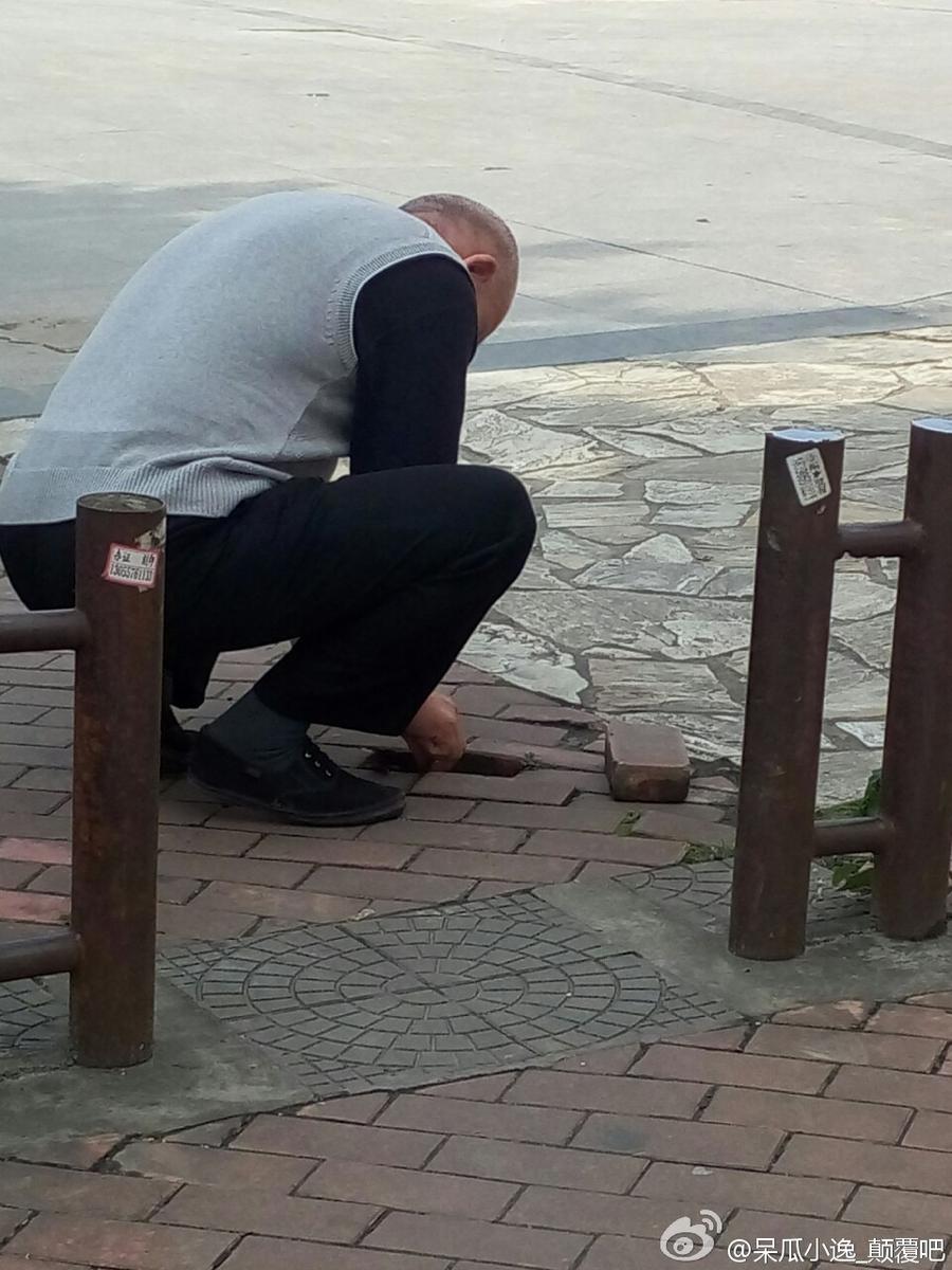 　　据网友@呆瓜小逸_颠覆吧 ：在福州摘仙苑附近，一位老大爷不小心被凸起的地砖绊了一脚，大爷没生气，也没坐视不理，而是默默回过头修整地砖。老人先是拿石头敲，后来还到附近借了工具，只为将地面弄平，不让更多人发生危险。给中国好大爷点个！