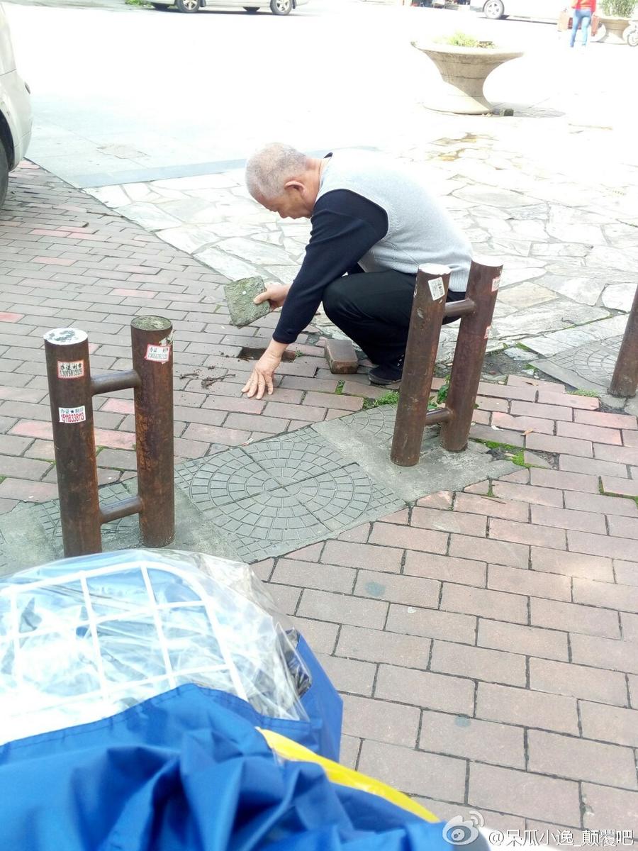 　　老大爷修整地砖