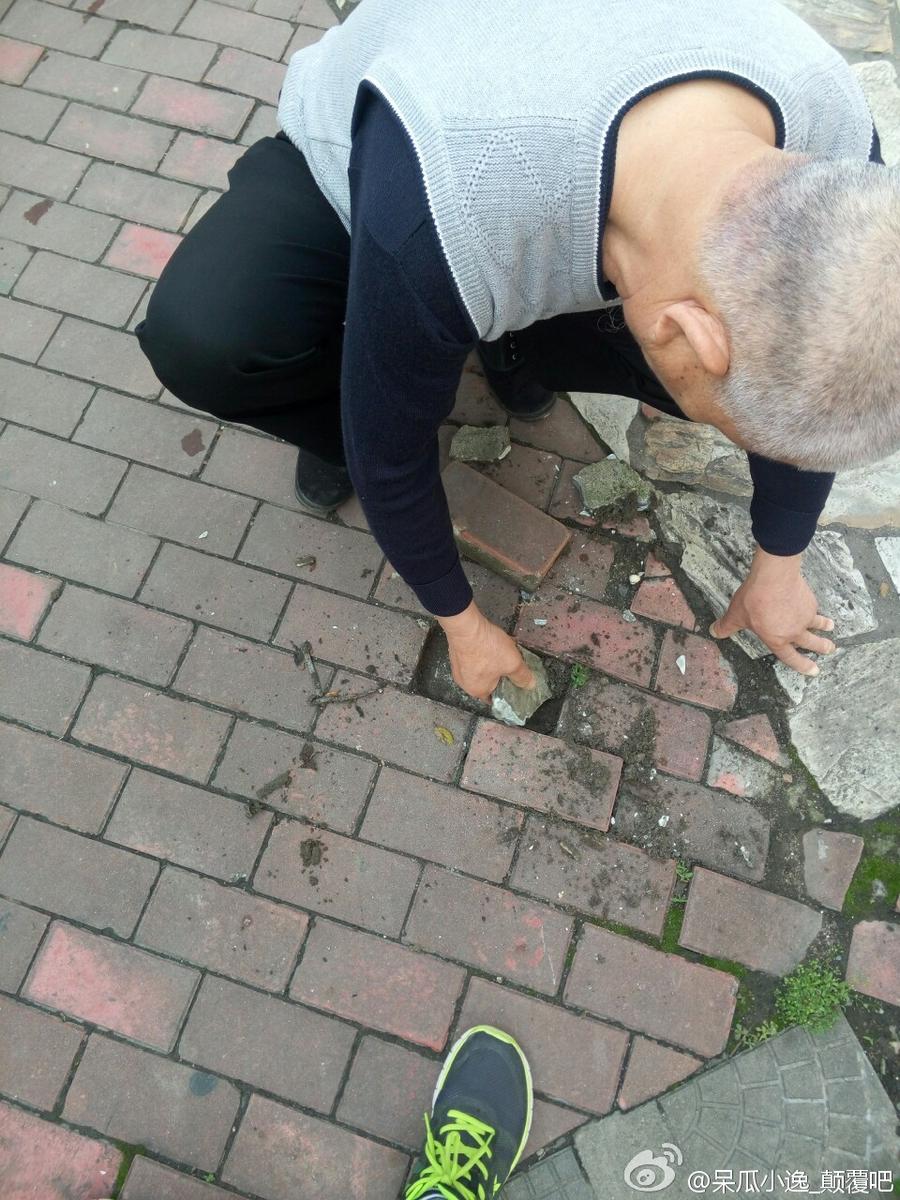 　　老大爷修整地砖