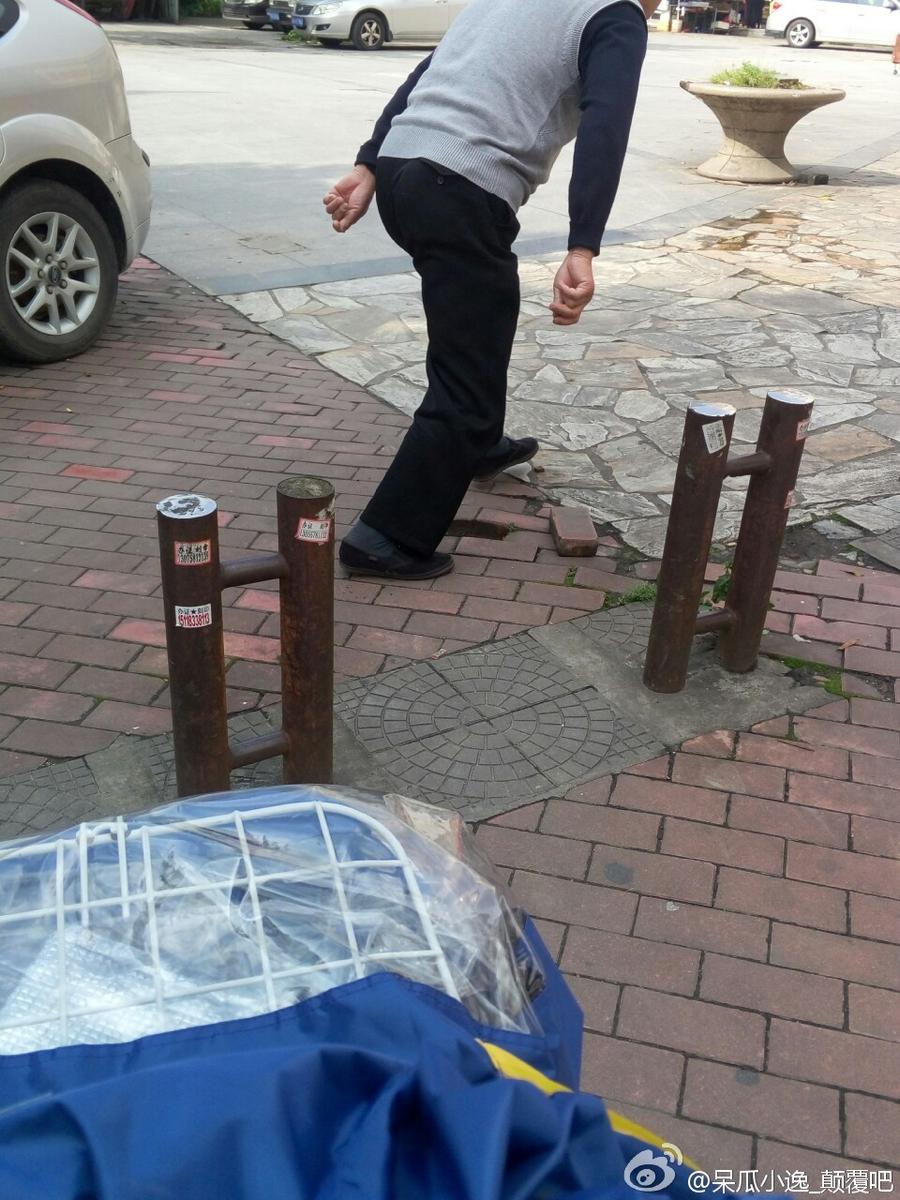 　　老大爷修整地砖