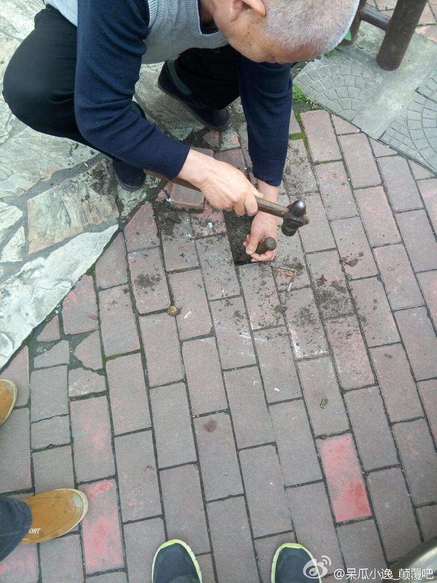 　　老大爷修整地砖