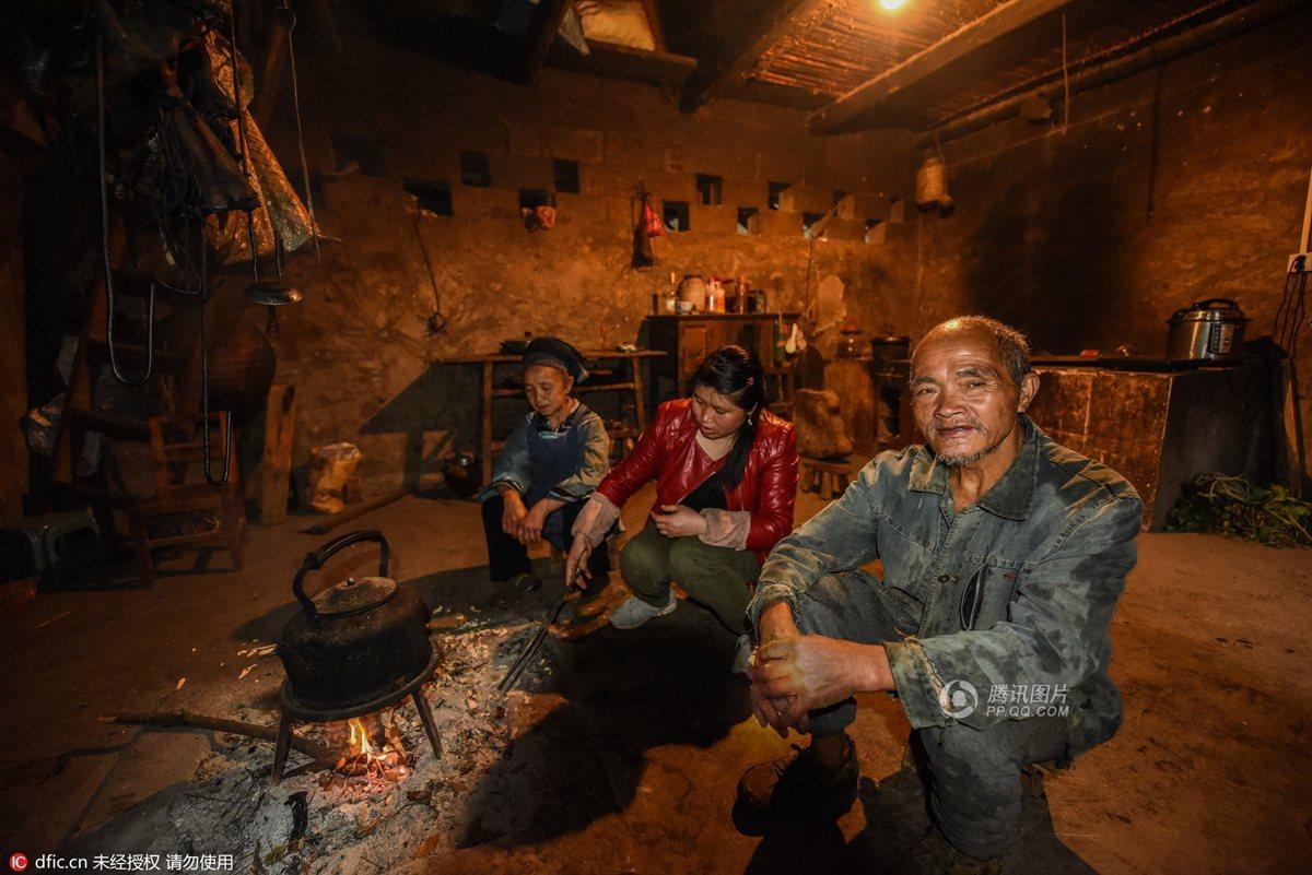 　　67岁的父亲罗发科是罗登萍的攀岩师父。如今，已经36岁的罗登萍结婚后有了一个读初三的女儿。她将表演得到的报酬与丈夫一起，买了一辆越野车及一辆货车，丈夫开车拉货，她继续当“蜘蛛人”。