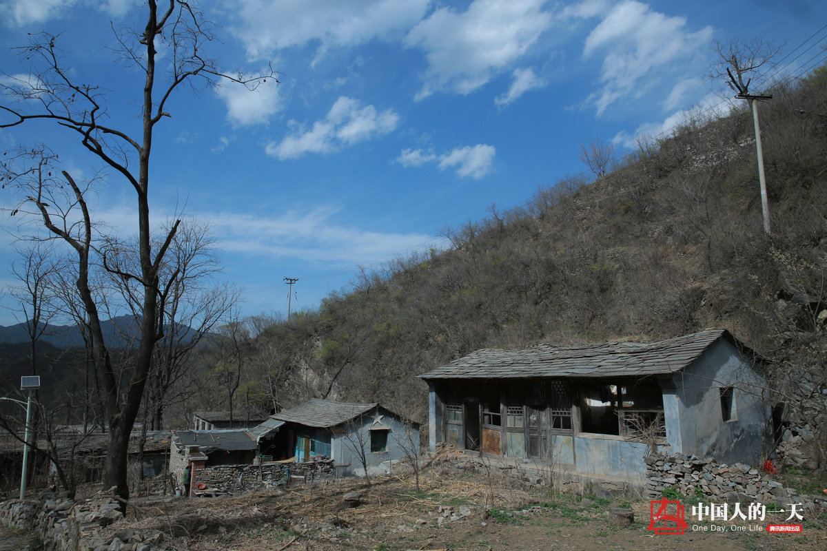 　　水峪村东街南侧的纱帽山梁下，几间房子已经破旧不堪。年轻人都选择到北京市区工作或求学，很多村民也选择到市区购房置业。村里的老人说，早些年东街三四百间房子都不够住，现在这条街只剩下36位老人与孩子了。