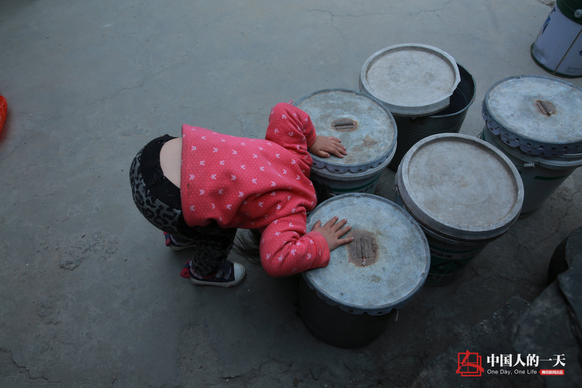 　　几个旧水桶都能成为欣欣的好玩具。