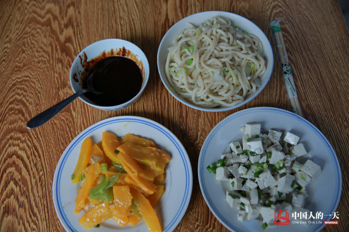 　　一碗饸饹面、一碗炒酱，一盘炒南瓜、一盘小葱拌豆腐。地道的乡间小吃，这样一份面大约在50元。