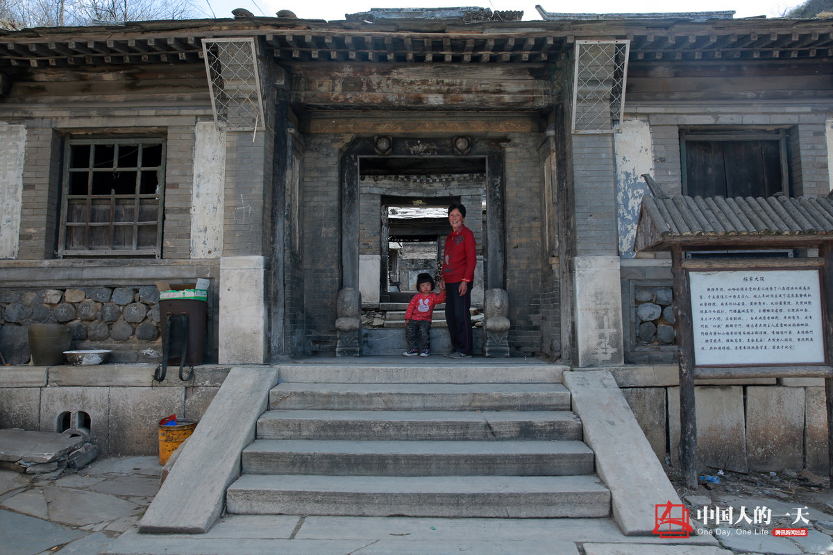 　　水峪村古宅最具代表性的是杨家大院。杨家大院又名学坊院，始建于清朝乾隆年间，主体建设以北方风格为基准，石砌而成，四进四出；蟠龙门岭，檐下石雕花卉簇拥。