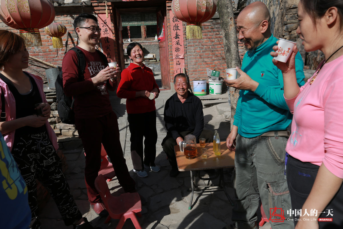 　　去年年底，北京电视台开拍了一部有关旅游和美食的记录片，杨守安和老伴是水峪村的主角。节目录制结束后，老杨请电视台的记者们喝自采的山茶。老杨说，希望更多的客人来到水峪村，这样可以打破村里的冷清。