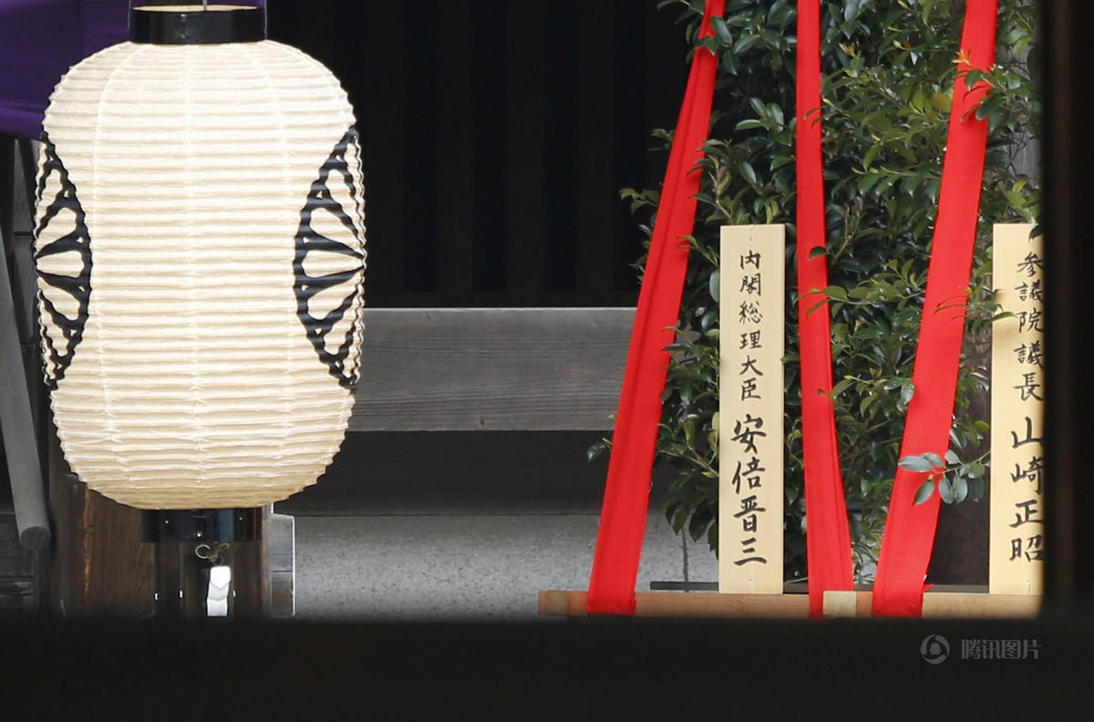 　　4月21日，日本靖国神社开始为期三天的春季大祭，日本首相安倍晋三向靖国神社供奉名为“真榊”的祭品，继续以这种方式进行间接参拜。另外，日本国会众议院议长大岛理森、参议院议长山崎正昭也向靖国神社供奉了“真榊”。真榊，亦称杨桐树，属于山茶科的常绿阔叶树，在日本神道教中用以区分圣所或装饰圣所。是在日本神道中，被视为是生长在神界的神木，是祭坛上不可或缺的植物。