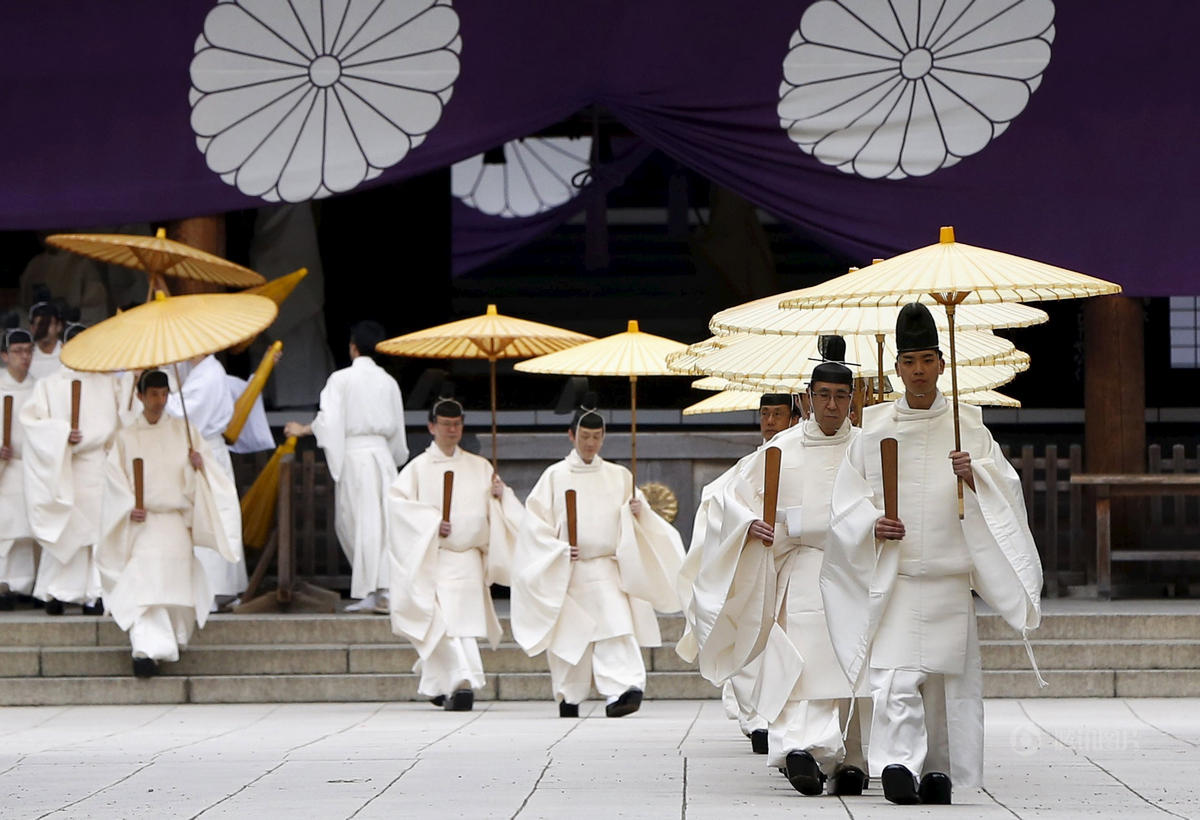 　　靖国神社内的神职人员。2012年12月第二次执政后，安倍于2013年12月参拜了靖国神社。在靖国神社的春季和秋季例行大祭期间安倍未前往参拜，均供奉了供品。