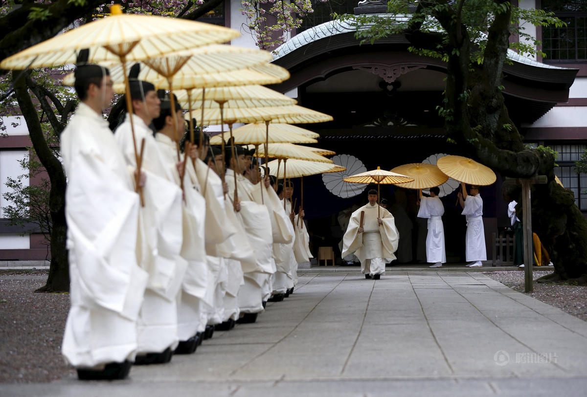 　　日本政府官员本周早些时候披露，安倍决定放弃在此次春季大祭期间参拜，意在避免“阻碍正在改善的日中、日韩关系”，同时避免在定于5月26日至27日在日本伊势志摩举行的七国集团峰会前节外生枝。