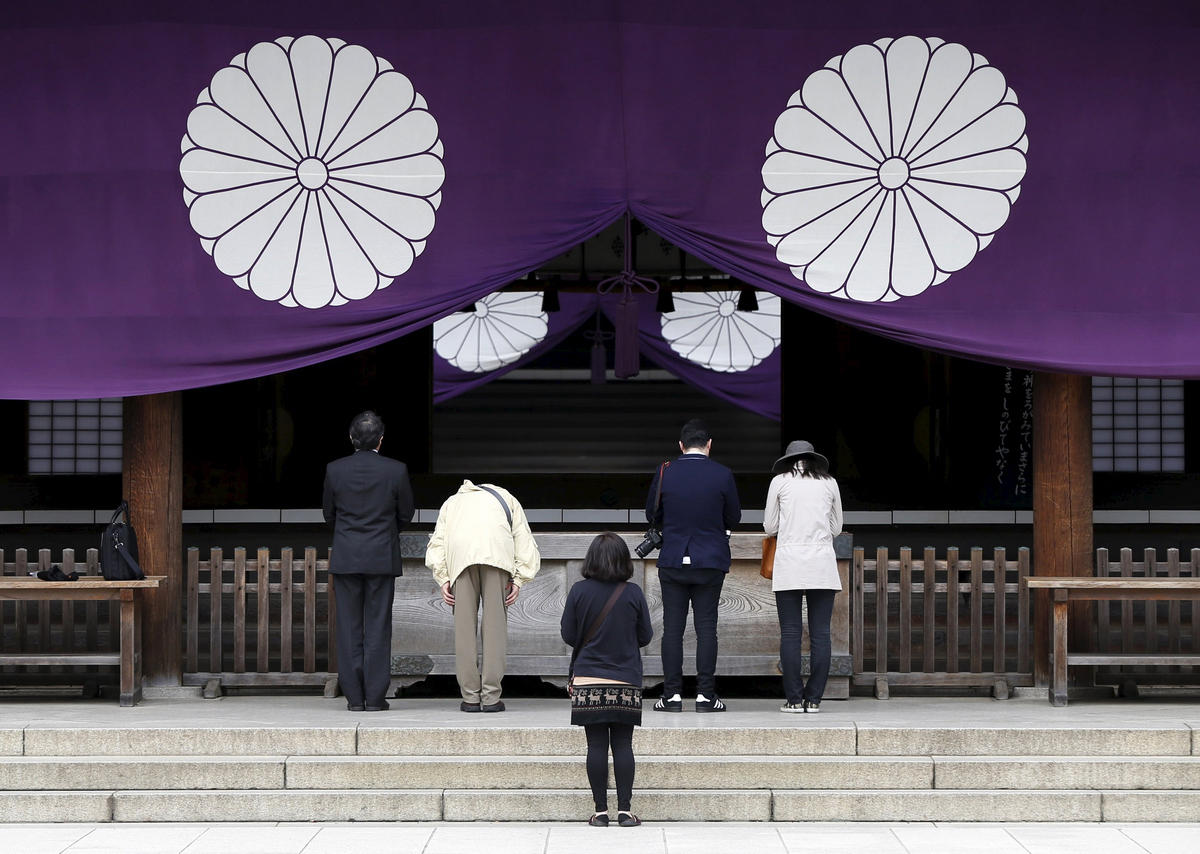 　　日本民众在靖国神社拜祭。