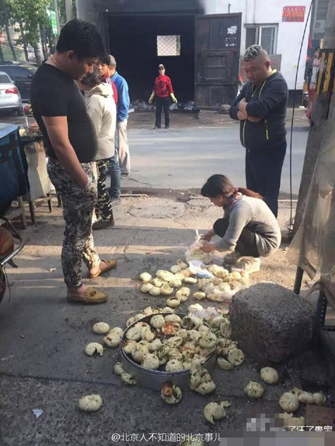 　　该名男子脖戴金链，一把将一屉包子掀翻在地，还把地上的包子都踩烂了。