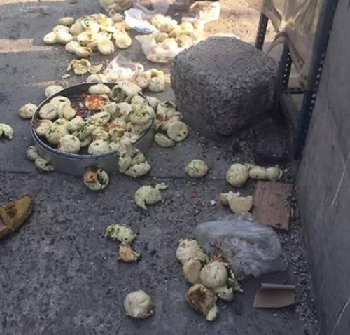 　　被打翻在地的包子。
