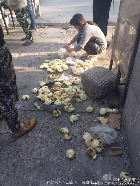 　　小贩在整理地上的包子。