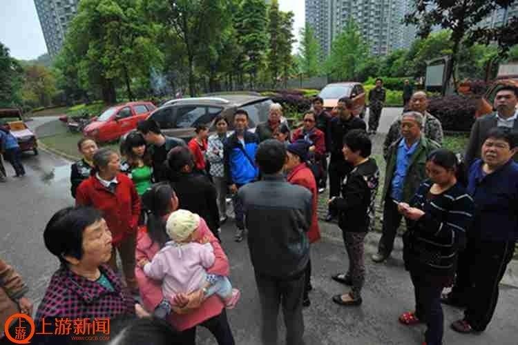 九龙坡区公安分局华岩派出所民警表示，上午民警赶到现场时，6岁的彬彬已经没有生命体征。刑警支队法医到现场勘察后发现，孩子是被家长反锁在家，是意外事故，不是刑事案件。彬彬为何会坠楼？该民警分析，孩子整晚被反锁在家，醒来后尝试出门上幼儿园，结果门被反锁了，就想从阳台出去，结果酿成悲剧。