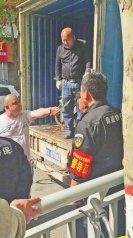 郑州光头男持菜刀大骂城管 曾因持刀冲突被拘