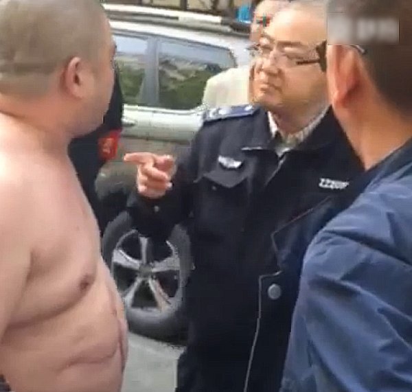 “被他谩骂威胁了约20分钟后，我报了警。”王国强说，光头男子在持刀辱骂执法人员时，一名戴眼镜的中年女子一直在旁边帮男子说话。听到王国强打110报警了，中年女子立即夺下光头男子手里的菜刀，将男子推到一边，自己与执法人员纠缠。民警赶到后，将双方人员带到嵩山路公安分局治安大队进行调查处理。